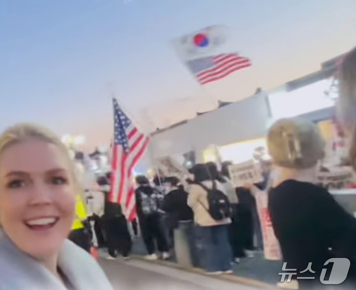 본문 이미지 - 29일 유튜브 &#39;일롱머스크&#39; 채널에 포착된 캐롤라인 레빗 백악관 대변인. 2025.10.30/뉴스1