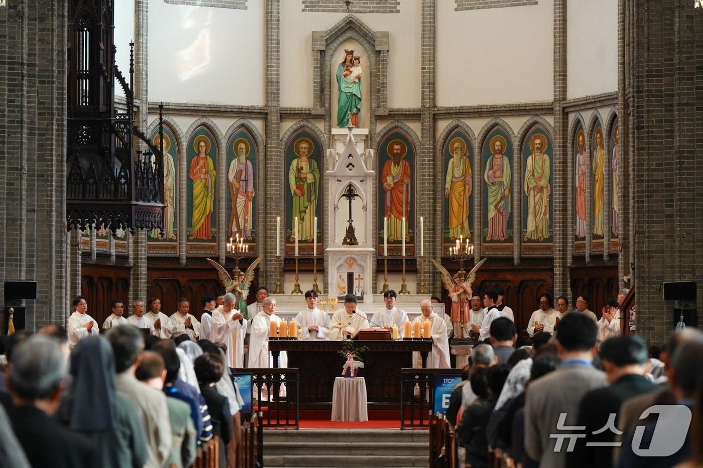 가톨릭대학교는 개교 170주년을 맞아 지난 29일 명동대성당에서 &#39;가톨릭대학교 개교 170주년 기념식&#39;을 거행했다고 30일 밝혔다.&#40;가톨릭대 제공&#41;