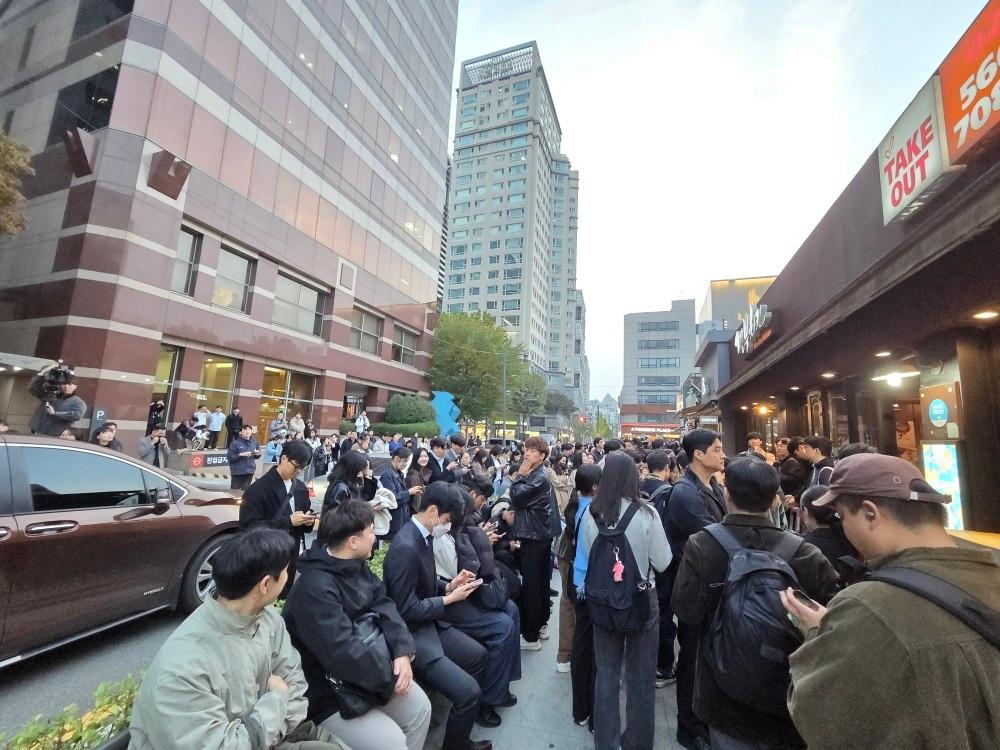 본문 이미지 - 젠슨 황 엔비디아 CEO, 이재용 삼성전자 회장, 정의선 현대자동차그룹 회장이 30일 서울 삼성동 '깐부치킨'에서 회동을 갖는 가운데 이들의 만남 수시간 전부터 가게 앞 인도는 사람들로 가득 찼다.ⓒ 뉴스1 박주평 기자