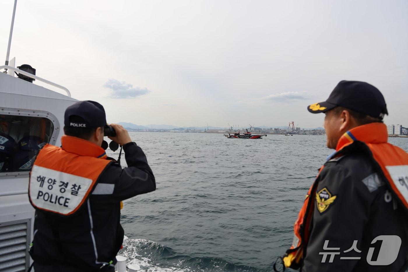 해양경찰이 가을 해상 낚시 최성어기를 맞아 울산 지역 낚시어선 주요 조업지를 점검하고 있다.&#40;울산해경 제공. 재판매 및 DB금지&#41;/뉴스1