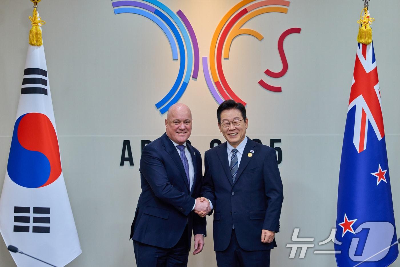 이재명 대통령과 크리스토퍼 럭슨 뉴질랜드 총리가 30일 경북 경주 APEC 정상회의장에서 열린 양자회담에 앞서 악수하고 있다. &#40;대통령실 제공. 재판매 및 DB 금지&#41; 2025.10.30/뉴스1 ⓒ News1 허경 기자
