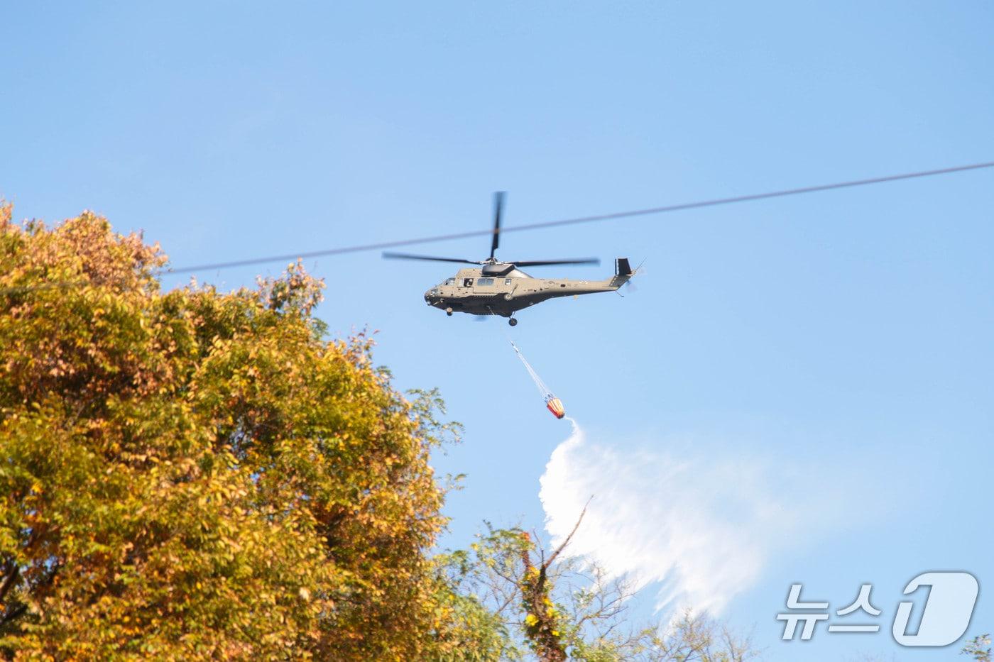 백련산에서 산불진화 헬기가 진화에 나선 모습.(서울시 제공)