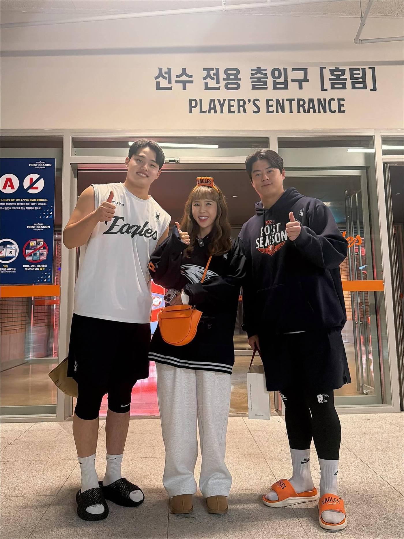 본문 이미지 - (왼쪽부터) 문동주, 신지, 노시환 / 사진=신지 인스타그램