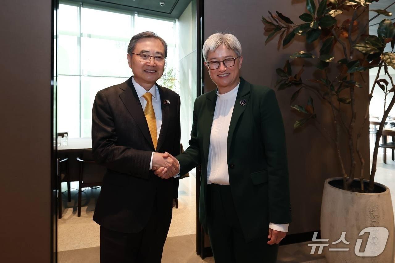 본문 이미지 - 조현 외교부 장관은 30일 아시아태평양경제협력체(APEC) 외교통상합동각료회의(AMM) 참석을 위해 방한한 페니 웡 호주 외교장관과 회담을가졌다. 2025.10.30. (외교부 제공) 