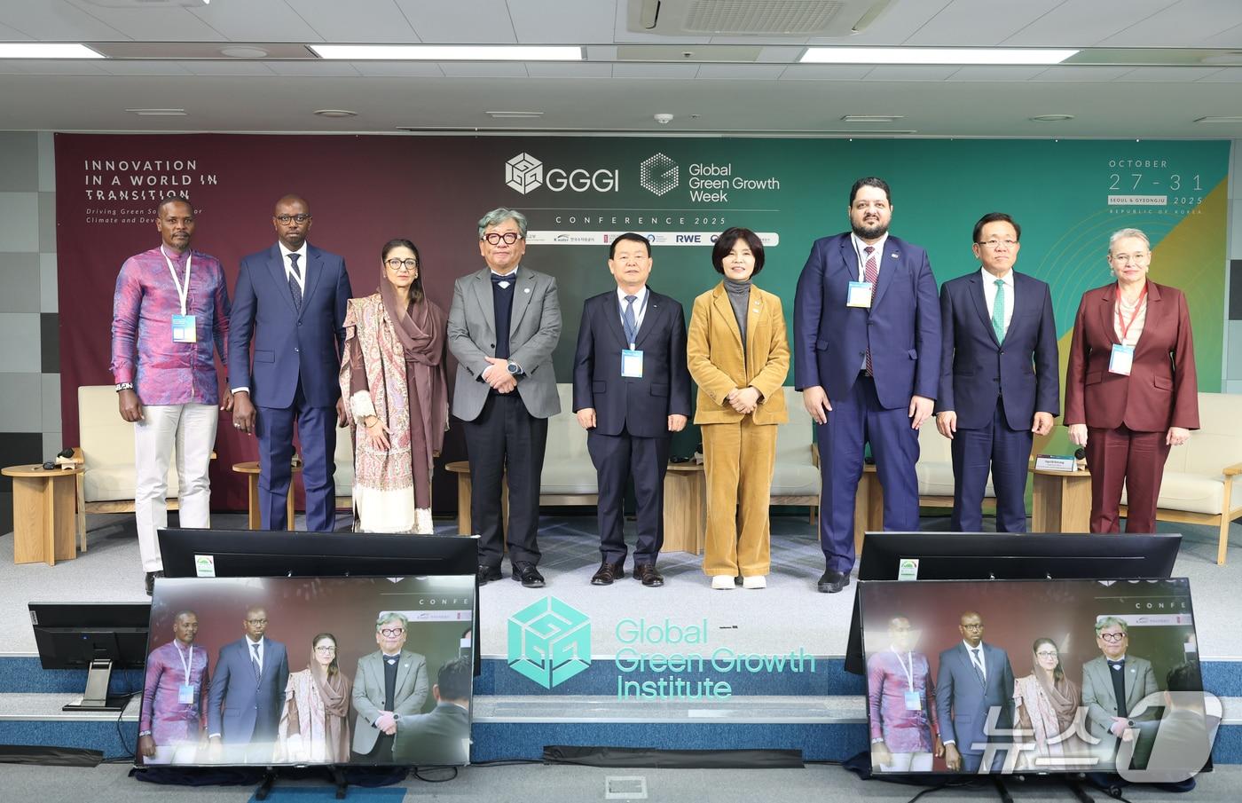 왼쪽부터 페스터스 K. 응게노 케냐 환경·기후변화부 수석차관, 포데 폴 세네갈 환경·생태전환부 차관, 셰즈라 만사브 알리 카랄 파키스탄 기후변화환경조정부 차관, 김상협 GGGI 사무총장, 윤석대 한국수자원공사 사장, 한정애 국회의원, 압둘아지즈 아흐마드 알 마흐무드 카타르 환경·기후변화부 차관, 산 밴티 캄보디아 환경부 상임비서, 로빈 맥거킨 세계자원연구소 사무국장(한국수자원공사 제공.재판매 및 DB금지)/뉴스1