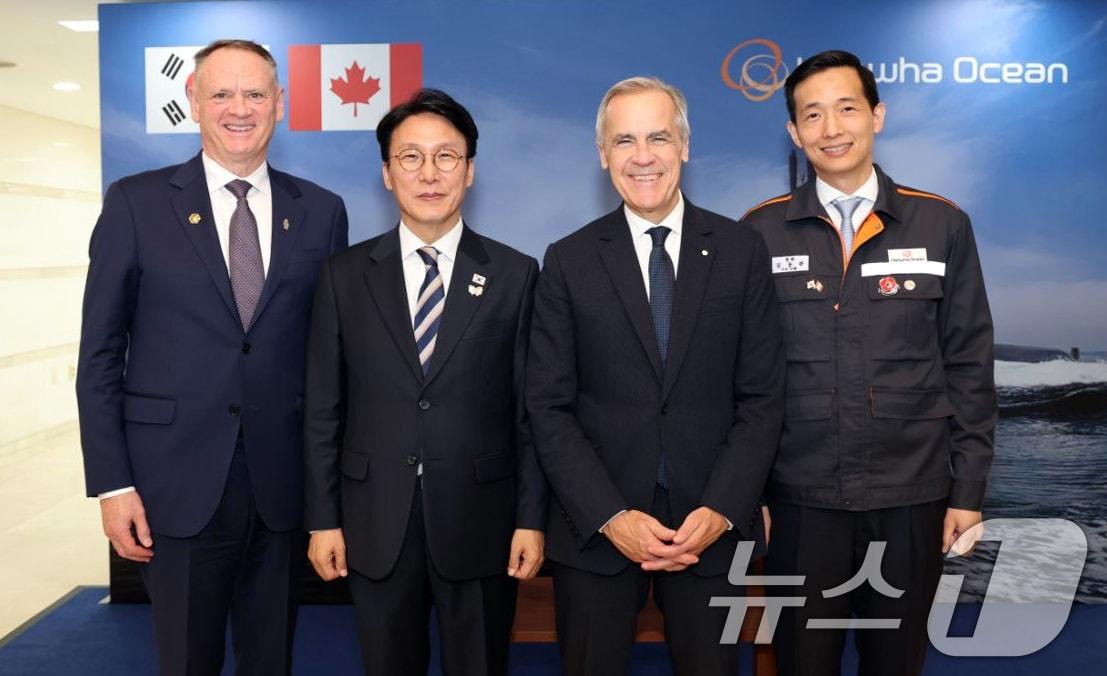 본문 이미지 - 김민석 국무총리가 30일 경남 거제시 한화오션 거제조선소에서 마크 카니 캐나다 총리와 기념촬영을 하고 있다. 왼쪽 부터 데이비드 맥귄티 캐나다 국방장관, 김 총리, 마크 카니 캐나다 총리, 김동관 한화그룹 부회장. (국무총리실 제공. 재판매 및 DB금지) 2025.10.30/뉴스1 ⓒ News1 김명섭 기자