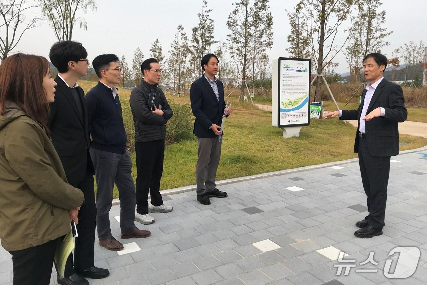 홍동곤 청장(오른쪽)이 30일 용인시 포곡읍 '수풀로 삼계리'에서 관계자들과 현장을 점검하고 있다.(한강청 제공)