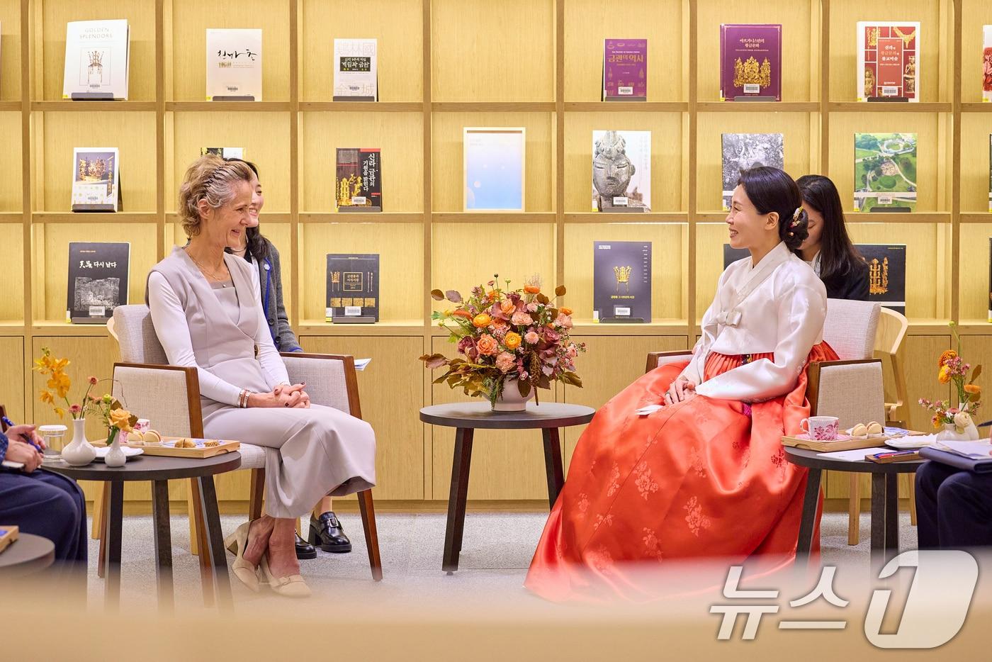 김혜경 여사와 캐나다 총리 부인 다이애나 폭스 카니 여사가 30일 경북 경주박물관 신라천년서고에서 환담하고 있다. (대통령실 제공. 재판매 및 DB 금지) 2025.10.30/뉴스1 ⓒ News1 허경 기자