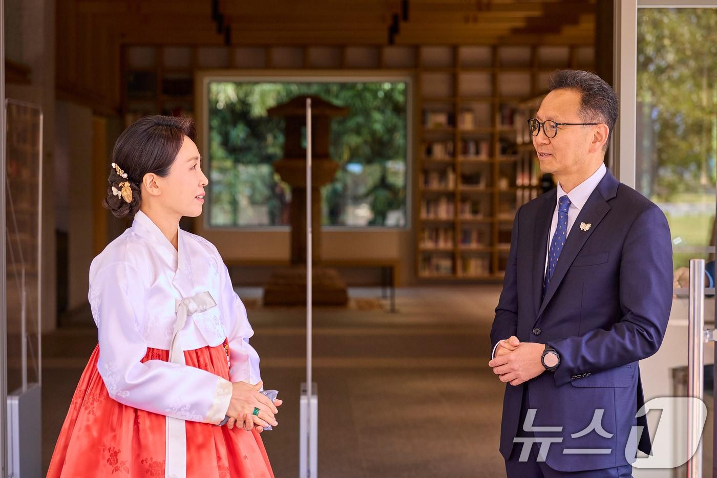 김혜경 여사와 윤상덕 국립경주박물관장이 30일 경북 경주박물관 신라천년서고에서 대화를 나누고 있다. (대통령실 제공. 재판매 및 DB 금지) 2025.10.30/뉴스1 ⓒ News1 허경 기자