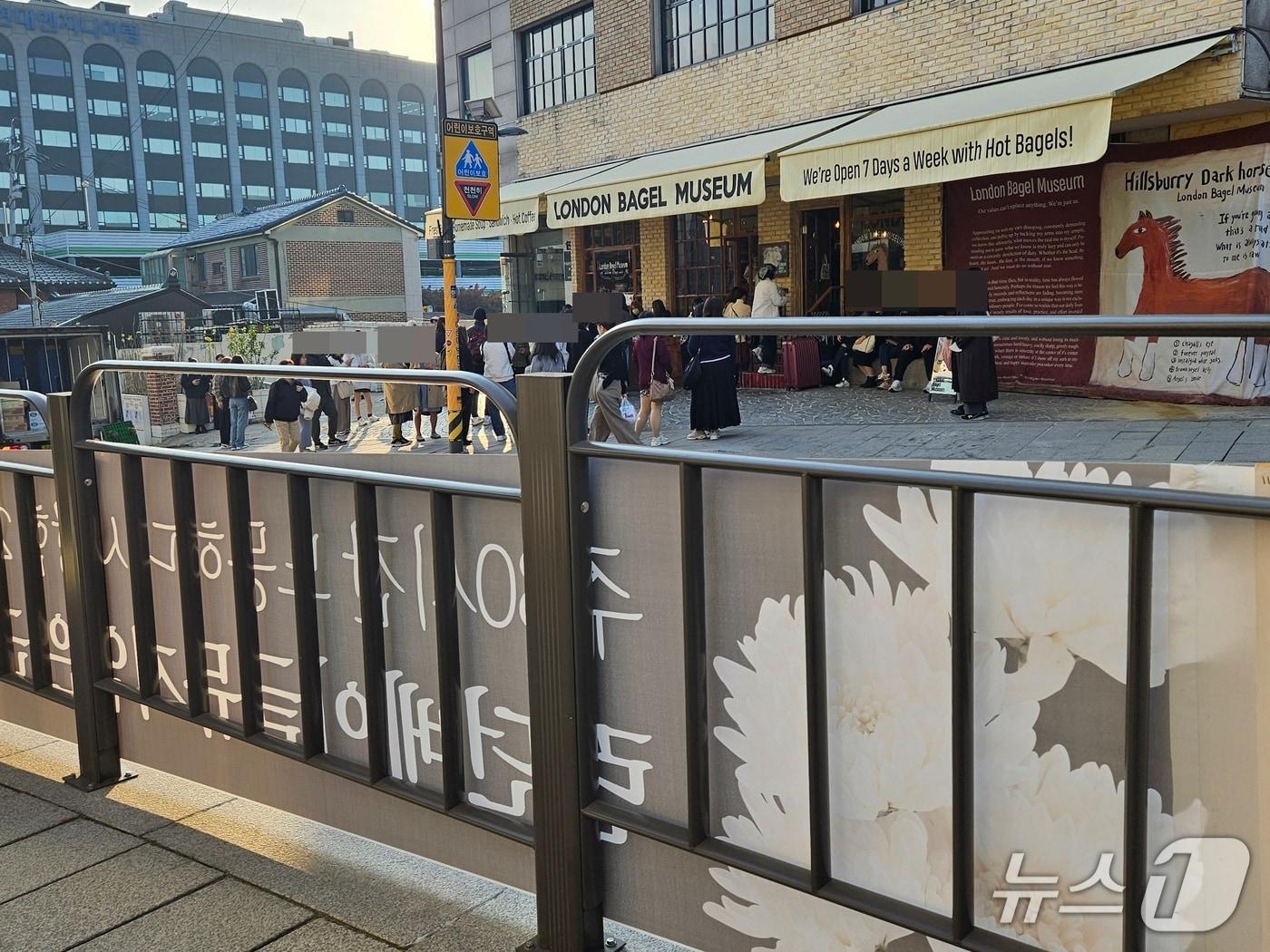 본문 이미지 - 30일 서울 종로구 런던베이글뮤지엄 안국점 앞에서 차례를 기다리는 손님들의 모습 2025.10.30/ⓒ 뉴스1 유채연 기자