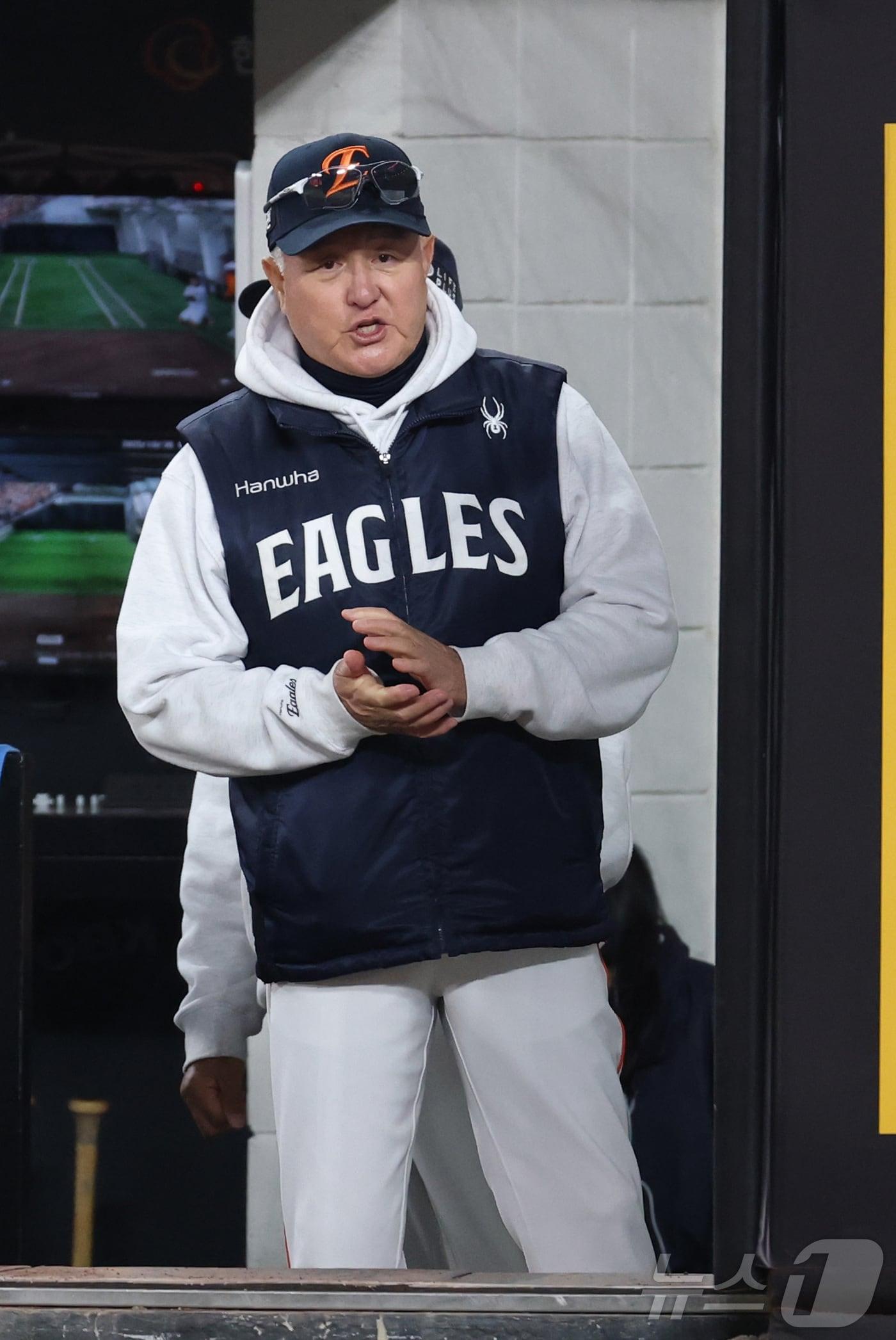 본문 이미지 - 30일 대전 한화생명볼파크 열린 프로야구 2025 신한 SOL뱅크 KBO 한국시리즈 4차전 LG 트윈스와 한화 이글스의 경기에서 한화 김경문 감독이 경기를 보며 작전 지시를 하고 있다 2025.10.30/뉴스1 ⓒ News1 김기남 기자