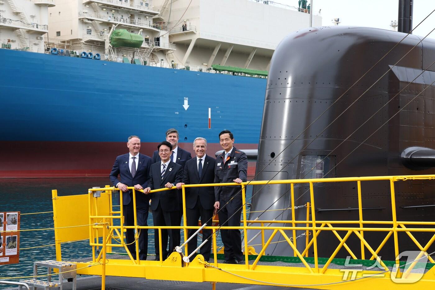 김민석 국무총리와 마크 카니 캐나다 총리, 김동관 한화그룹 부회장(앞줄 왼쪽 둘째부터)이 30일 경남 거제 한화오션 거제사업장을 방문했다.(한화그룹 제공)