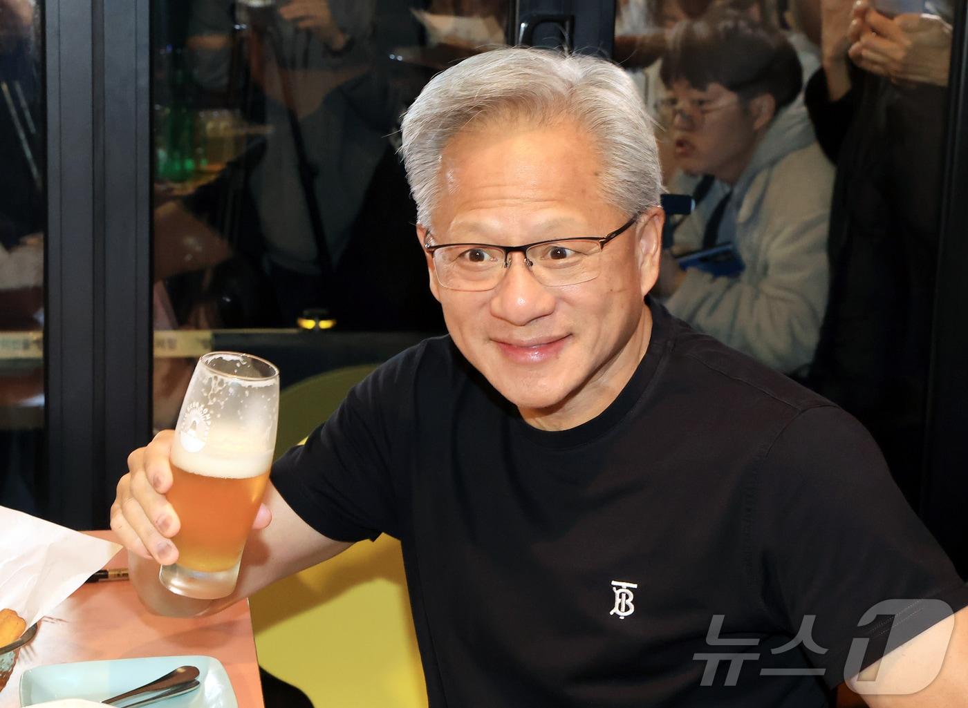 본문 이미지 - 젠슨 황 엔비디아 최고경영자(CEO)가 지난해 10월 서울 강남구 삼성역 인근 깐부치킨 매장에서 이재용 삼성전자 회장, 정의선 현대차그룹 회장과 치킨 회동을 하고 있다. ⓒ News1 김진환 기자