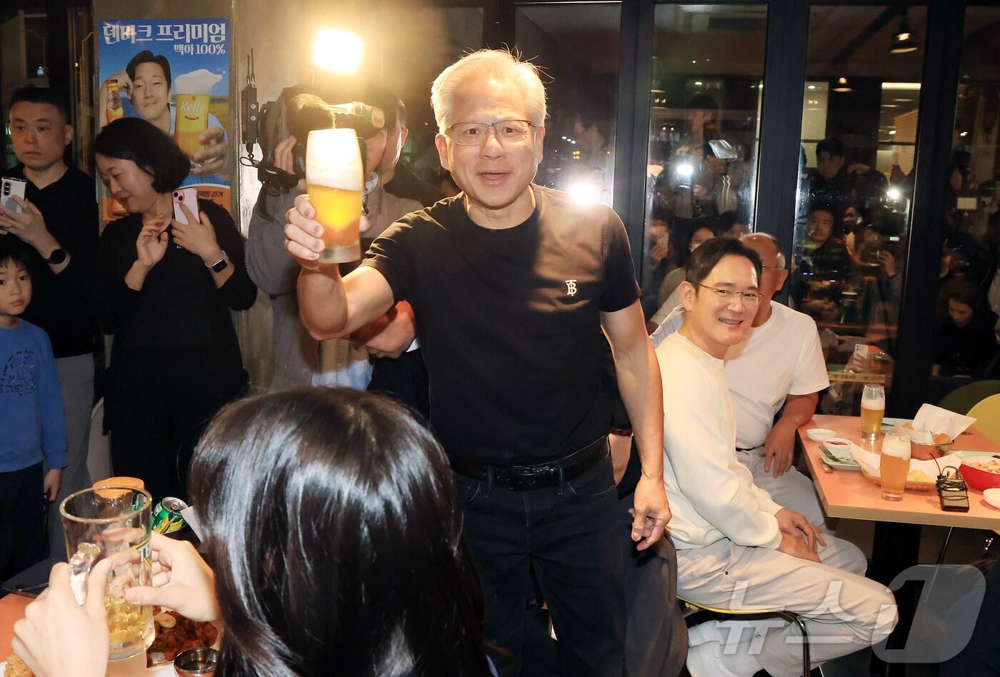 젠슨 황 엔비디아 최고경영자(CEO)가 30일 오후 서울 강남구 삼성역 인근 깐부치킨 매장에서 이재용 삼성그룹 회장, 정의선 현대차그룹 회장과 치킨 회동 중 내부 손님들과 잔을 부딪히고 있다. 2025.10.30/뉴스1 ⓒ News1 김진환 기자