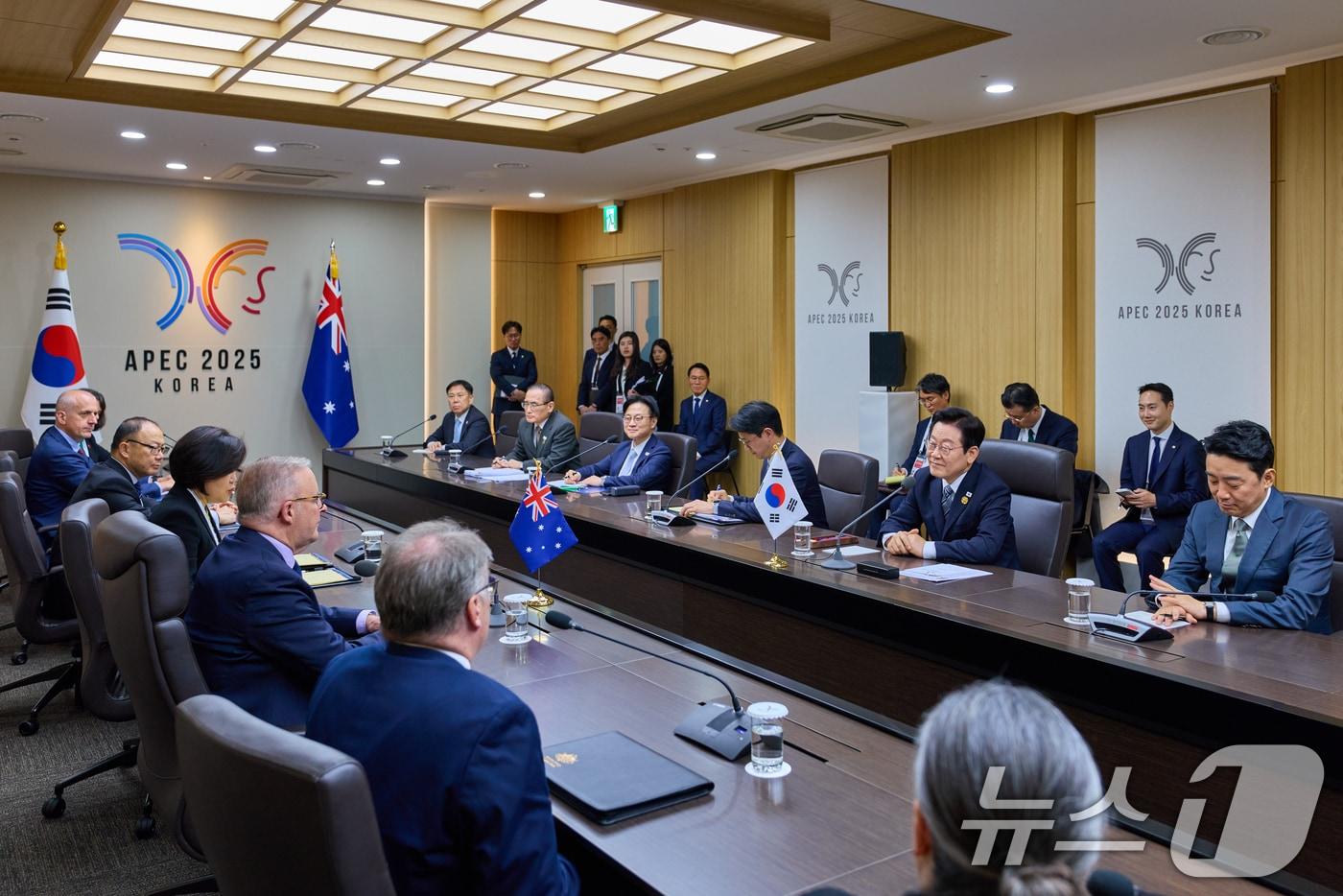 이재명 대통령과 앤소니 알바니지 호주 총리가 30일 경북 경주 APEC 정상회의장에서 한-호주 정상회담을 하고 있다. (대통령실 제공. 재판매 및 DB 금지) 2025.10.30/뉴스1 ⓒ News1 허경 기자