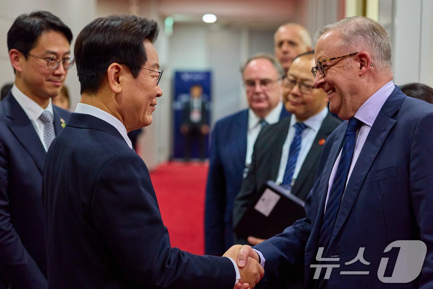 이재명 대통령과 앤소니 알바니지 호주 총리가 지난 30일 경북 경주 APEC 정상회의장에서 열린 한-호주 정상회담에 앞서 악수하고 있다. (대통령실 제공. 재판매 및 DB 금지) 2025.10.30/뉴스1 ⓒ News1 허경 기자