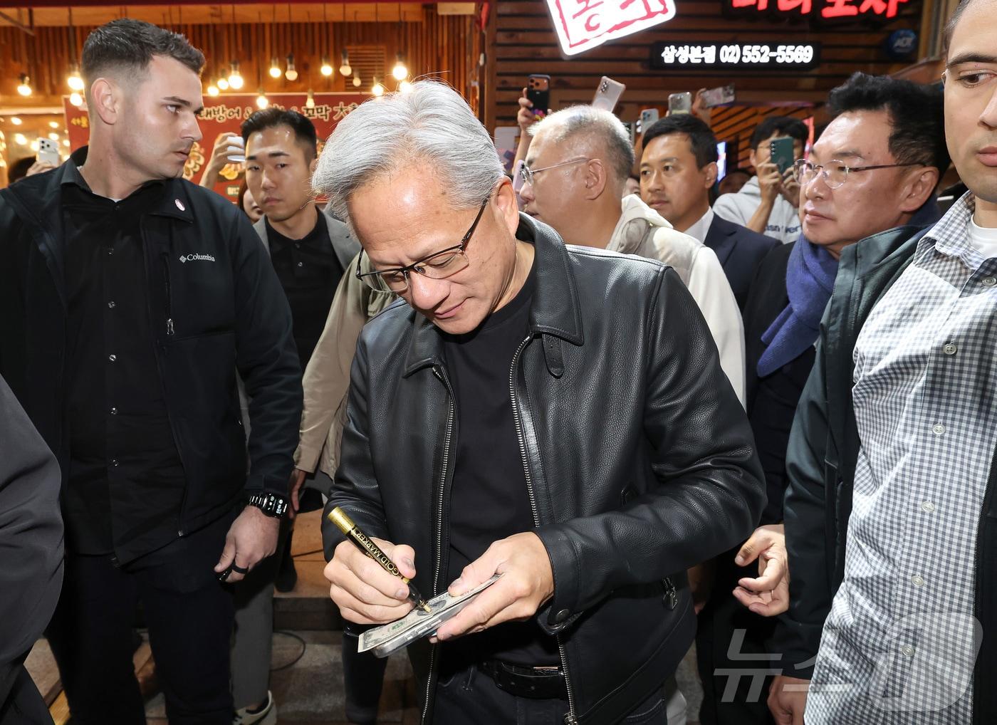 본문 이미지 - 젠슨 황 엔비디아 CEO가 30일 서울 삼성동에서 한국인들을 만나 사인에 응하고 있다. /2025.10.30 ⓒ News1 김진환 기자