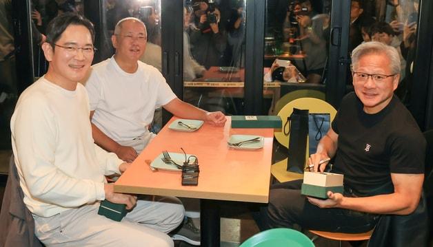 본문 이미지 - 젠슨 황 엔비디아 최고경영자&#40;CEO&#41;가 30일 오후 서울 강남구 삼성역 인근 깐부치킨 매장에서 이재용 삼성그룹 회장, 정의선 현대차그룹 회장과 치킨 회동을 하고 있다. 2025.10.30/뉴스1 ⓒ News1 김진환 기자