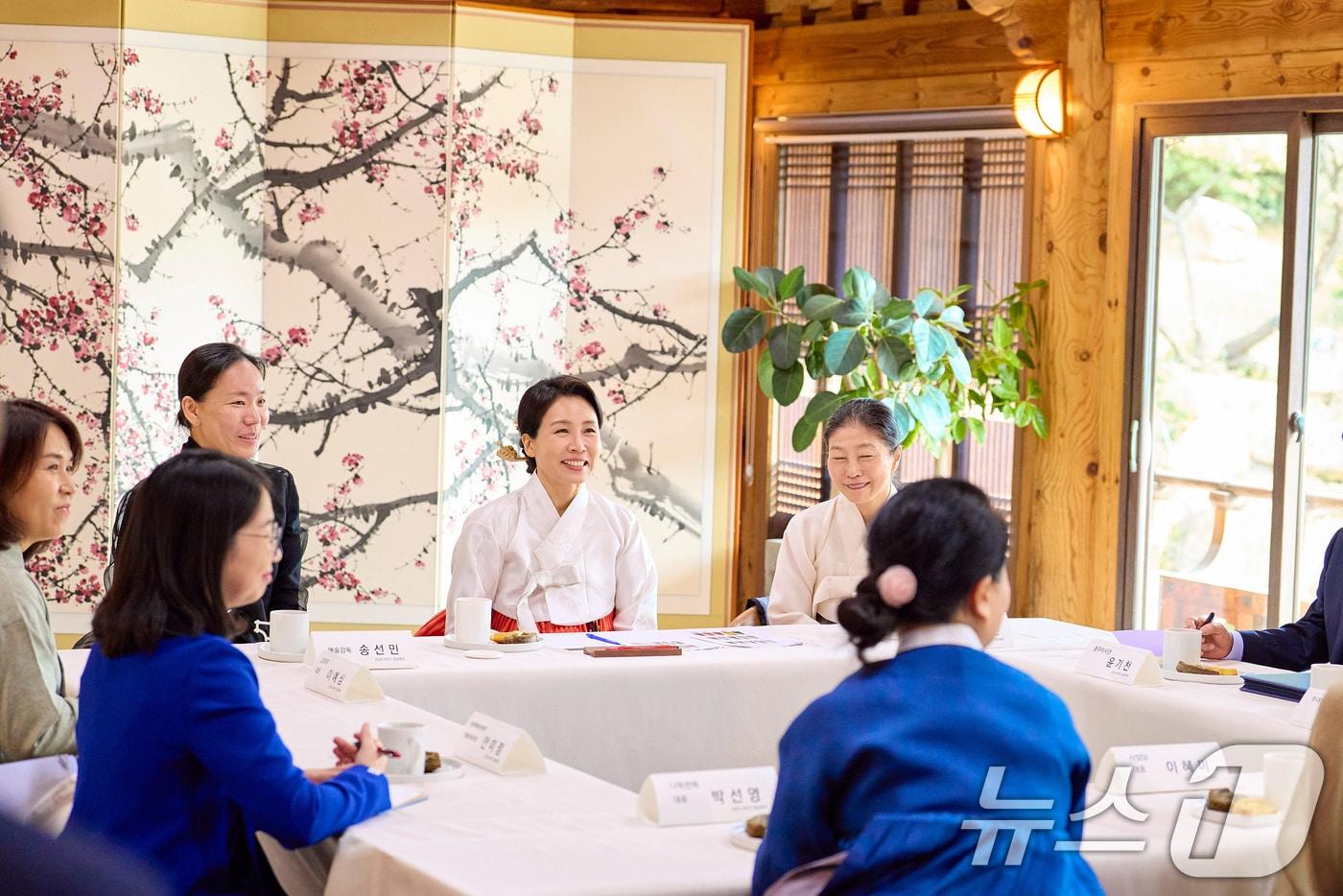 김혜경 여사가 30일 경북 국립경주박물관 내 수묵당에서 한복디자이너 차담회를 하고 있다. (대통령실 제공. 재판매 및 DB 금지) 2025.10.30/뉴스1 ⓒ News1 허경 기자