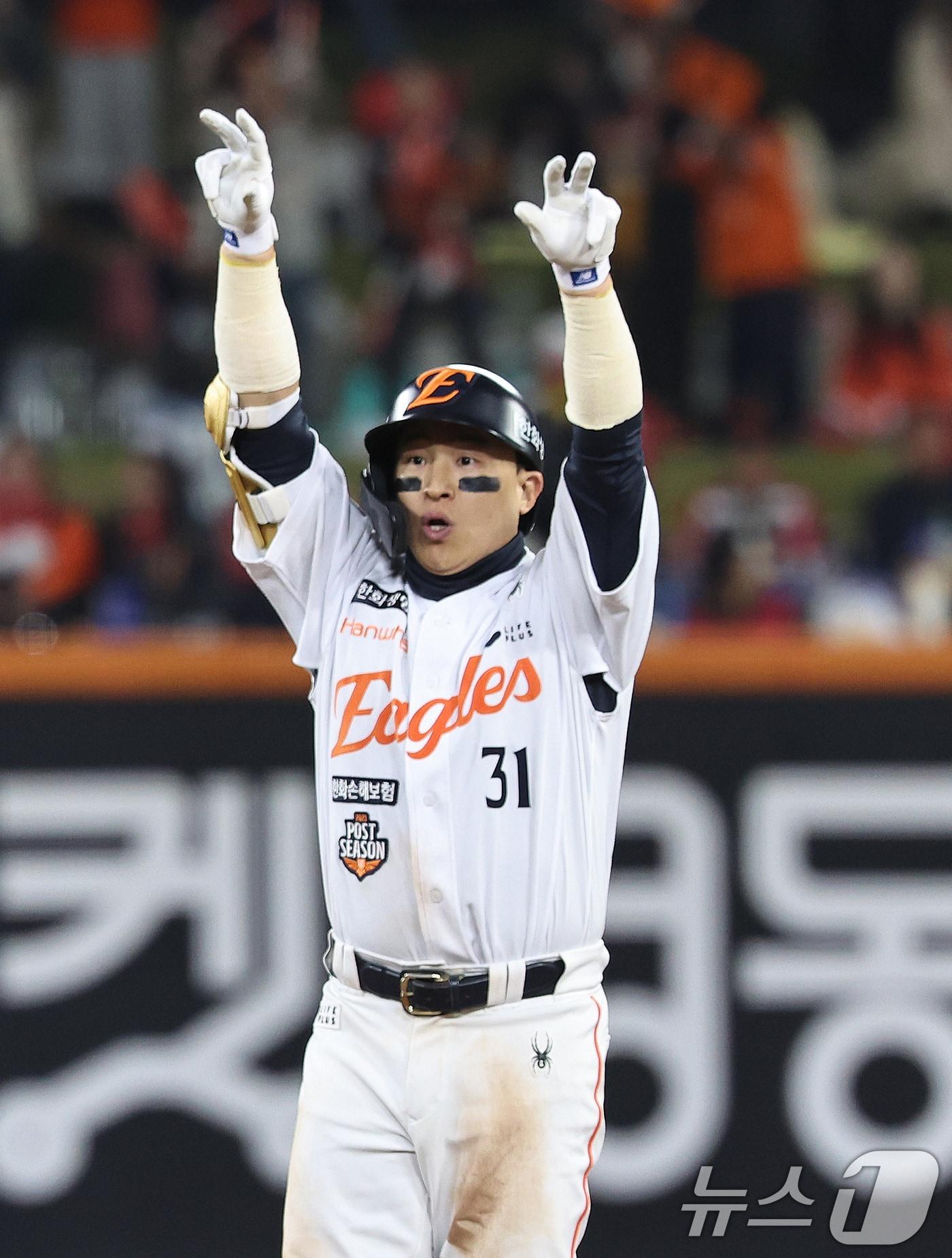 본문 이미지 - 30일 오후 대전 한화생명볼파크에서 열린 프로야구 2025 신한 SOL뱅크 KBO 한국시리즈 4차전 LG트윈스와 한화 이글스의 경기, 7회말 1사 1루 한화 손아섭이 2루타를 친 뒤 세리머니하고 있다. 2025.10.30 ⓒ 뉴스1 구윤성 기자