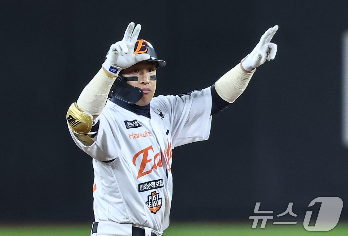 본문 이미지 - 30일 대전 한화생명볼파크에서 열린 프로야구 2025 신한 SOL뱅크 KBO 포스트시즌 한국시리즈 4차전 LG 트윈스와 한화 이글스의 경기, 7회말 1사 1루 상황에서 한화 손아섭이 내야안타를 치고 3루수 송구 실책을 틈타 2루까지 진루해 기뻐하고 있다. 2025.10.30 ⓒ 뉴스1 김도우 기자