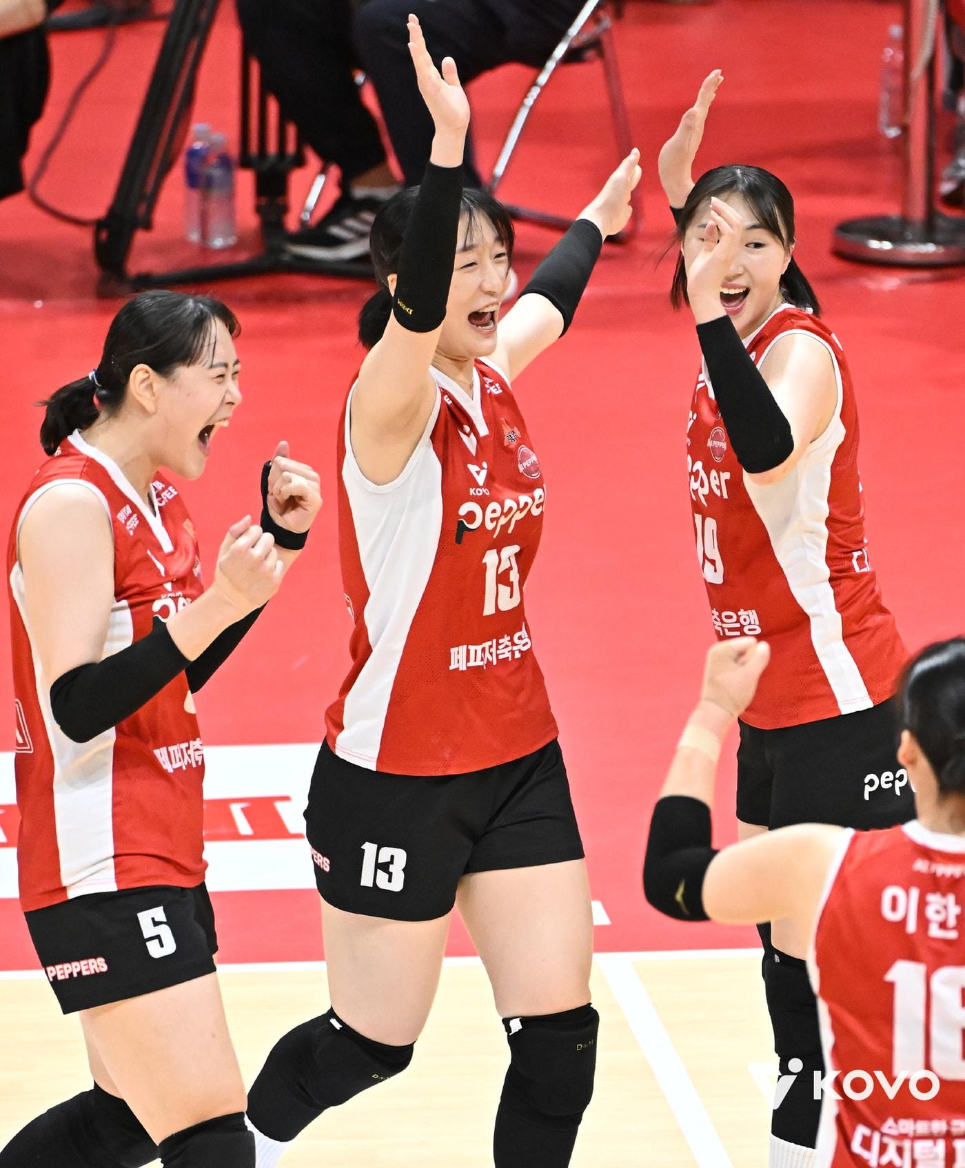 본문 이미지 - 페퍼저축은행이 외인 없이 현대건설을 완파했다. &#40;KOVO 제공&#41;