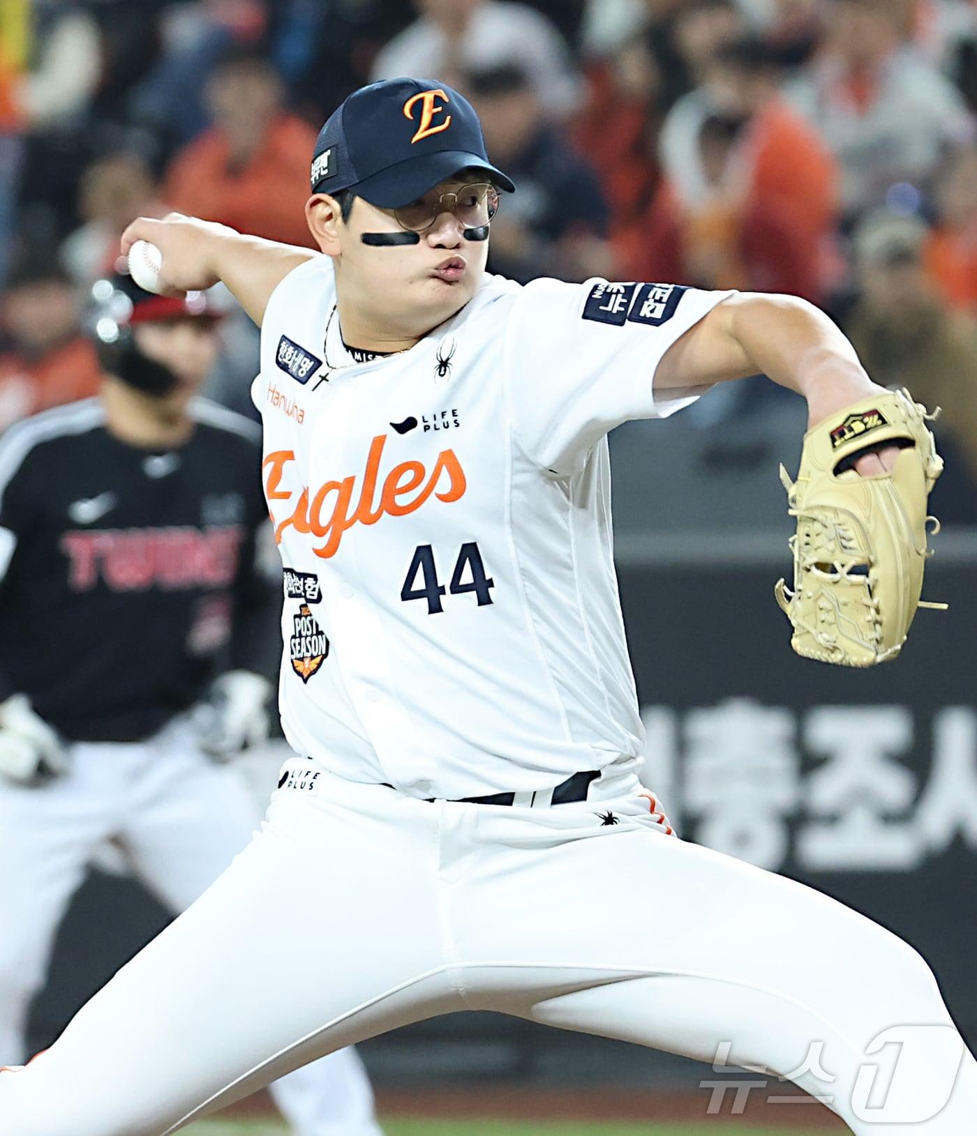 본문 이미지 - 30일 대전 한화생명볼파크 열린 프로야구 2025 신한 SOL뱅크 KBO 한국시리즈 4차전 LG 트윈스와 한화 이글스의 경기에서 한화 김서현이 8회초 2사 구원등판 투구하고 있다. 2025.10.30/뉴스1 ⓒ News1 김기남 기자