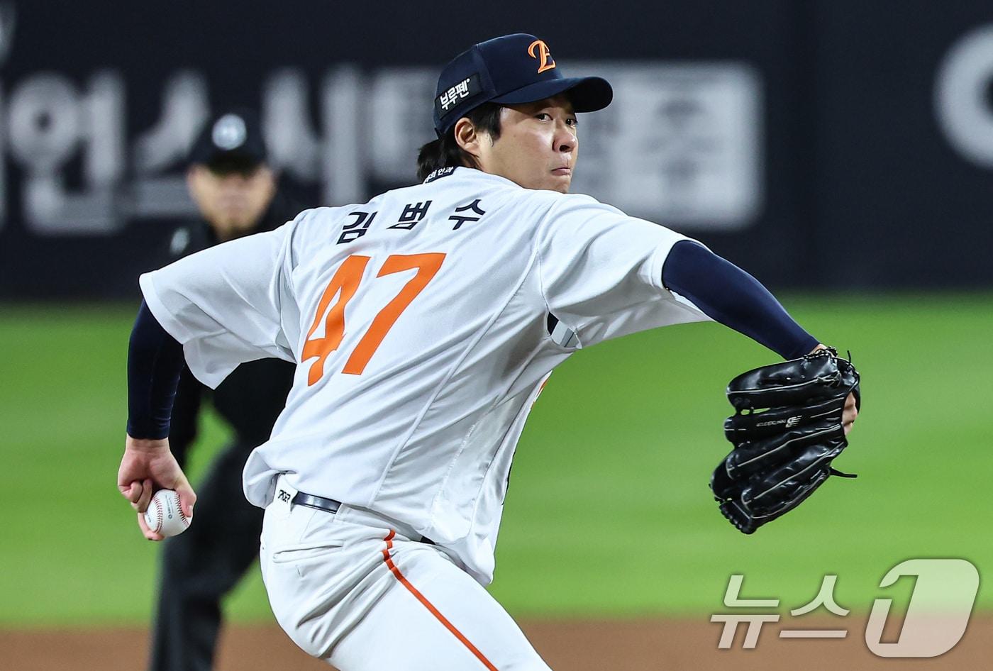 30일 대전 한화생명볼파크에서 열린 프로야구 2025 신한 SOL뱅크 KBO 포스트시즌 한국시리즈 4차전 LG 트윈스와 한화 이글스의 경기, 8회초 한화 구원투수 김범수가 역투하고 있다. 2025.10.30/뉴스1 ⓒ News1 김도우 기자