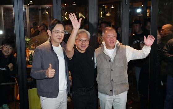 본문 이미지 - 이재용&#40;왼쪽부터&#41; 삼성전자 회장, 젠슨 황 엔비디아 최고경영자&#40;CEO&#41;, 정의선 현대차그룹 회장이 30일 서울 강남구 삼성동의 한 치킨집에서 회동을 마친 뒤 기념촬영을 하고 있다. &#40;공동취재&#41; 2025.10.30/뉴스1 ⓒ News1 김진환 기자