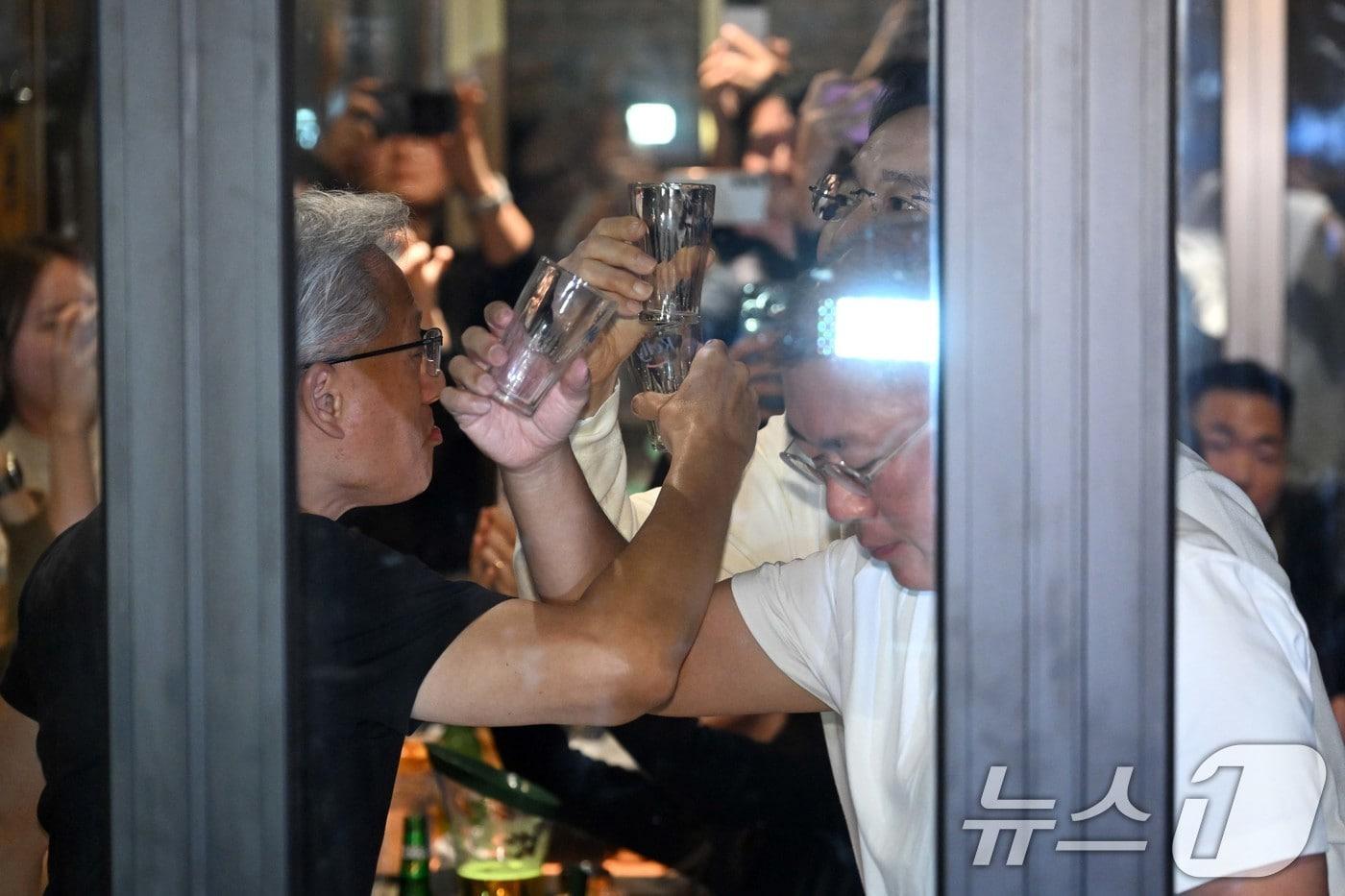 젠슨 황 엔비디아 최고경영자(CEO)가 30일 오후 서울 강남구 삼성역 인근 깐부치킨 매장에서 이재용 삼성그룹 회장, 정의선 현대차그룹 회장과 치킨 회동을 하고 있다. (공동취재) 2025.10.30/뉴스1 ⓒ News1 김진환 기자