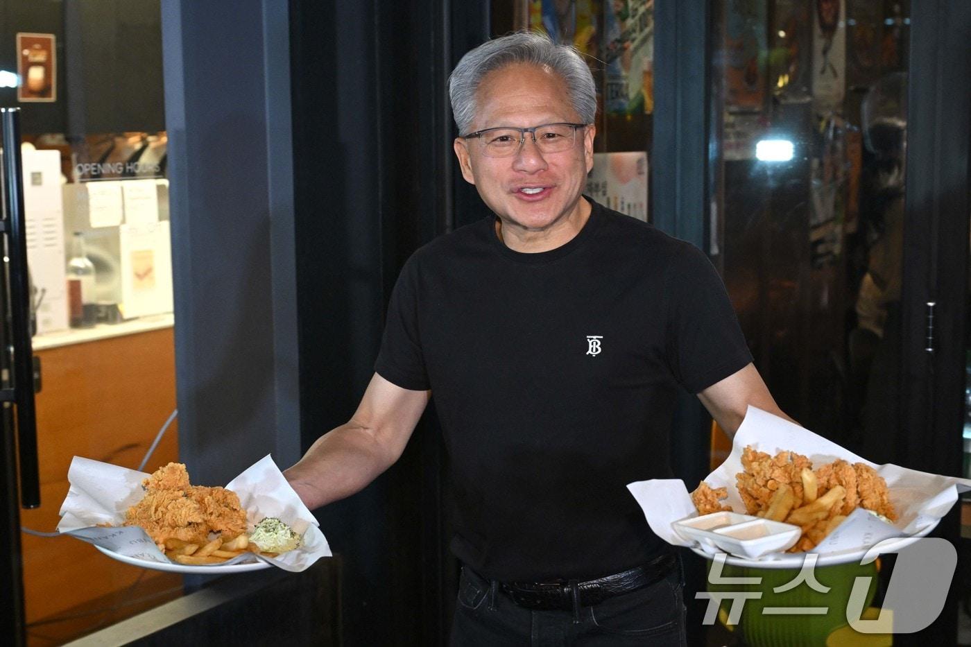 젠슨 황 엔비디아 최고경영자&#40;CEO&#41;가 30일 오후 서울 강남구 삼성역 인근 깐부치킨 매장에서 이재용 삼성그룹 회장, 정의선 현대차그룹 회장과 치킨 회동 중 매장 밖으로 나와 시민들에게 치킨을 나눠주고 있다.&#40;공동취재&#41; 2025.10.30/뉴스1 ⓒ News1 김진환 기자