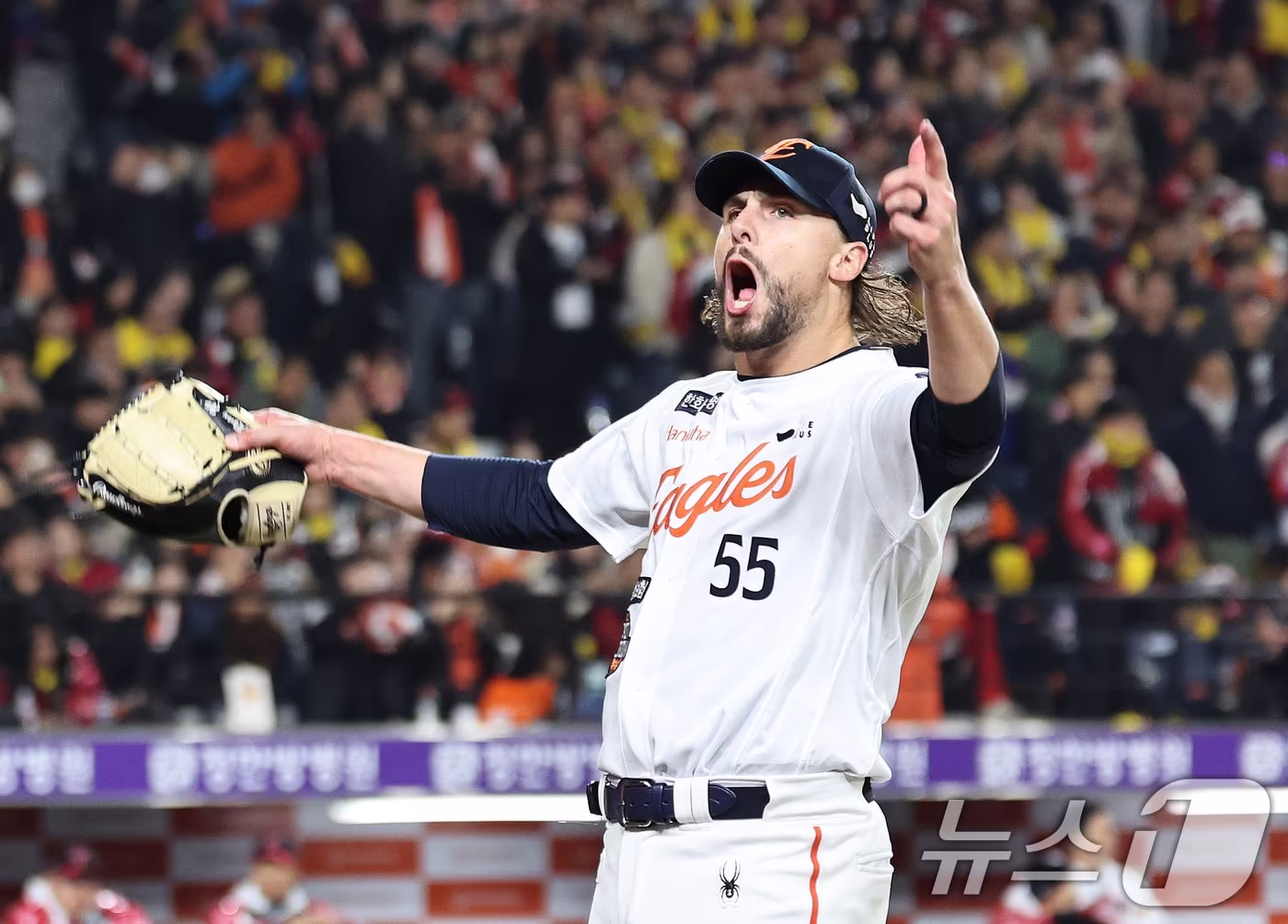 본문 이미지 - 30일 대전 한화생명볼파크에서 열린 프로야구 2025 신한 SOL뱅크 KBO 포스트시즌 한국시리즈 4차전 LG 트윈스와 한화 이글스의 경기, 한화 선발투수 와이스가 8회초 2사 2루상황에서 교체되고 있다. 2025.10.30/뉴스1 ⓒ News1 구윤성 기자