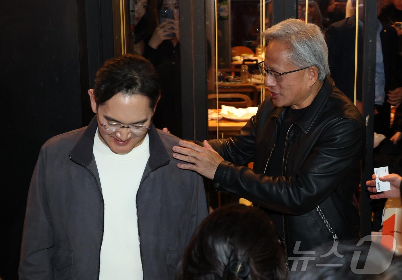 젠슨 황 엔비디아 최고경영자가 30일 서울 강남구 깐부치킨 삼성점에서 이재용 삼성전자 회장, 정의선 현대차그룹 회장과 함께 '치맥' 회동 후 나서고 있다. (공동취재) 2025.10.30/뉴스1 ⓒ News1 김진환 기자