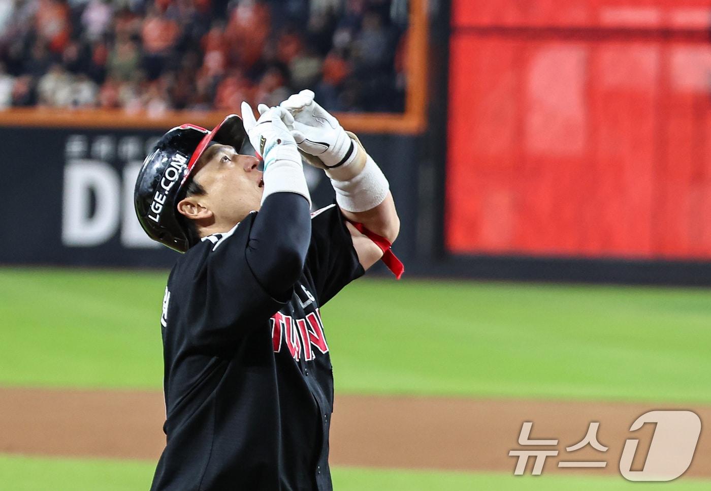 30일 대전 한화생명볼파크에서 열린 프로야구 2025 신한 SOL뱅크 KBO 포스트시즌 한국시리즈 4차전 LG 트윈스와 한화 이글스의 경기, 9회초 무사 1루 상황에서 LG 박동원이 투런홈런을 치고 기뻐하고 있다. 2025.10.30/뉴스1 ⓒ News1 김도우 기자