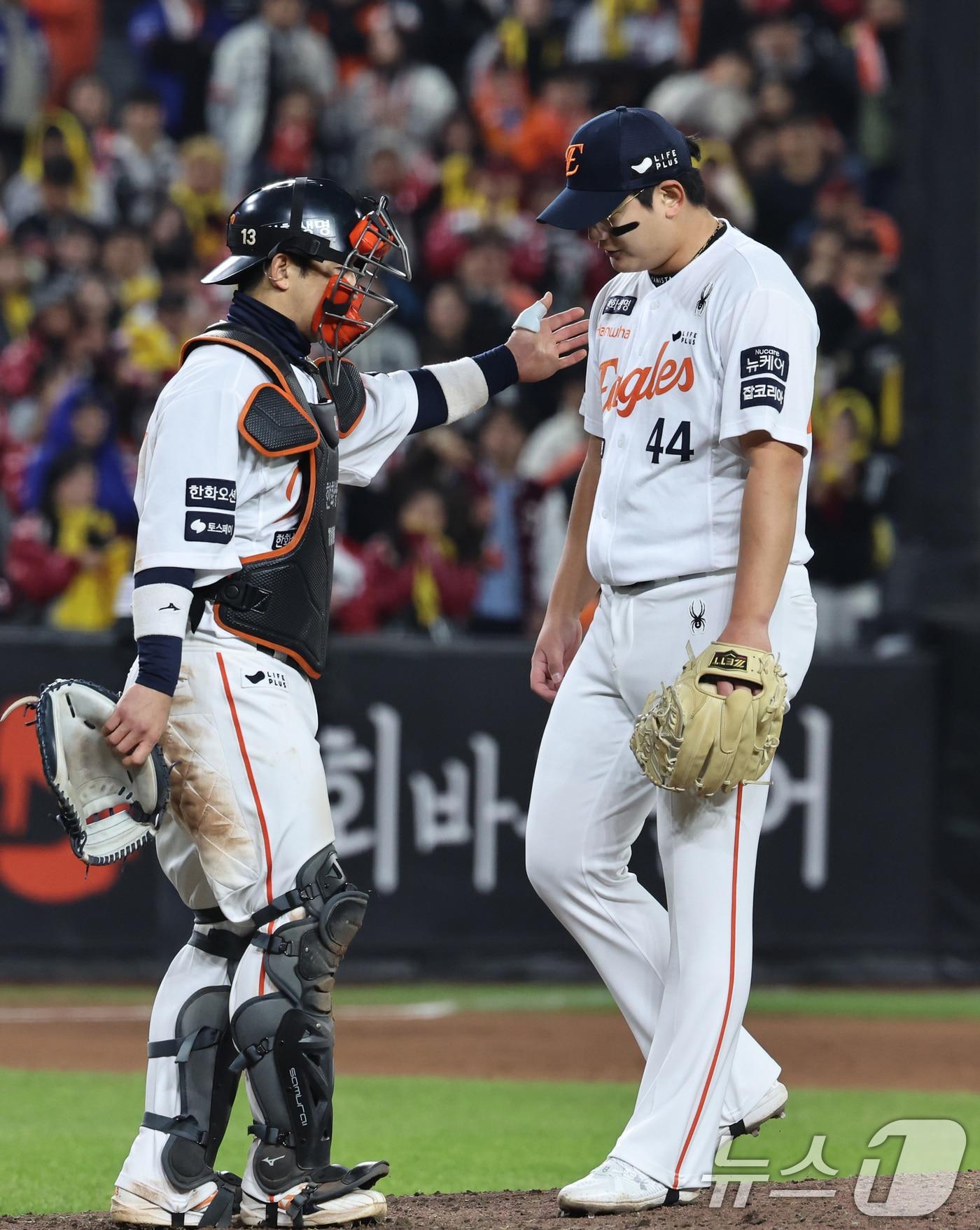 본문 이미지 - 30일 대전 한화생명볼파크에서 열린 프로야구 2025 신한 SOL뱅크 KBO 포스트시즌 한국시리즈 4차전 LG 트윈스와 한화 이글스의 경기, 한화 김서현이 9회초 1사 1루 상황에서 교체되고 있다. 2025.10.30/뉴스1 ⓒ News1 구윤성 기자