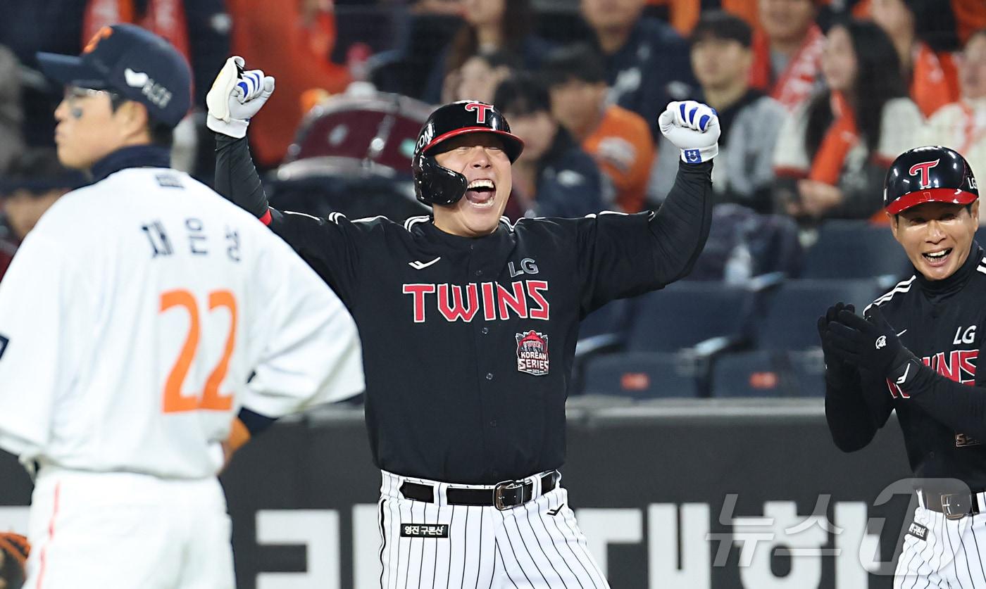 30일 대전 한화생명볼파크 열린 프로야구 2025 신한 SOL뱅크 KBO 한국시리즈 4차전 LG 트윈스와 한화 이글스의 경기에서 9회초 2사 2,3루에서 LG 김현수가 역전 2타점 안타를 치며 포효하고 있다. 2025.10.30/뉴스1 ⓒ News1 김기남 기자