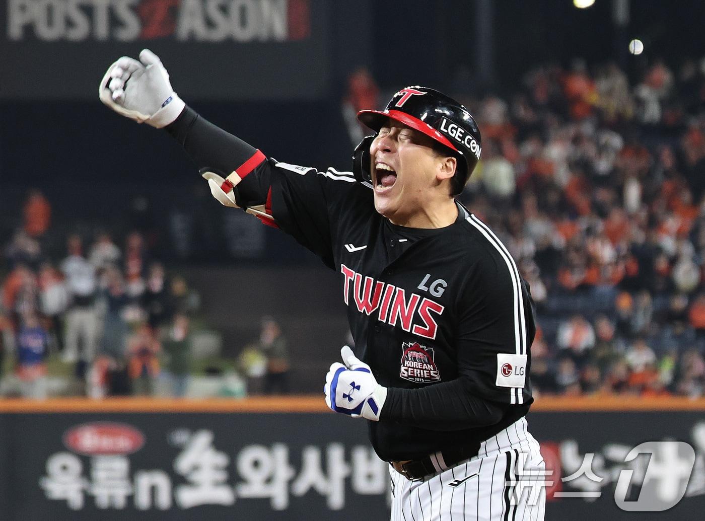 본문 이미지 - 30일 프로야구 2025 신한 SOL뱅크 KBO 포스트시즌 한국시리즈 4차전 LG 트윈스와 한화 이글스의 경기에서  LG 김현수가 2타점 역전타를 때린 뒤 환호하고 있다. 2025.10.30/뉴스1 ⓒ News1 구윤성 기자