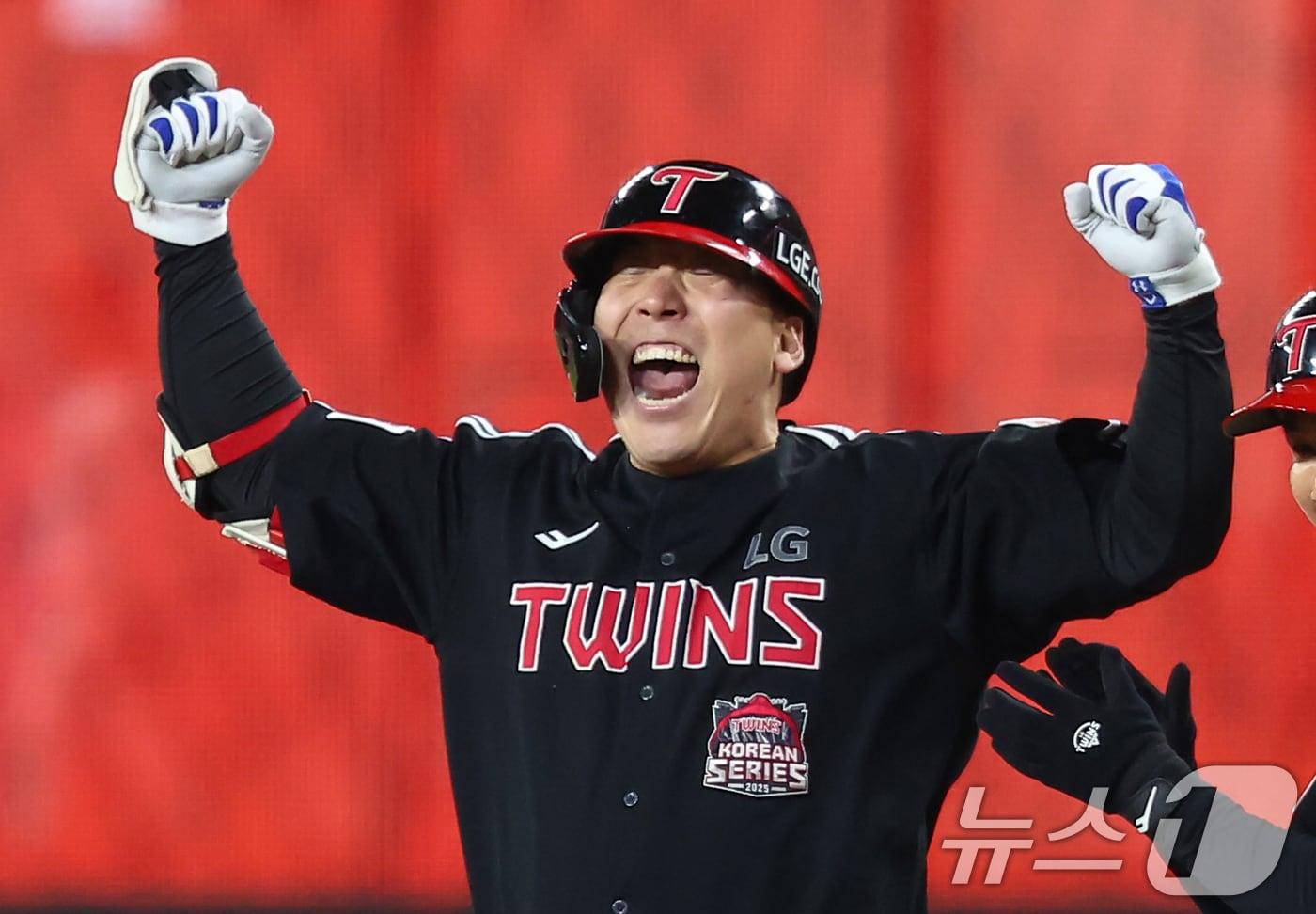 30일 대전 한화생명볼파크에서 열린 프로야구 2025 신한 SOL뱅크 KBO 포스트시즌 한국시리즈 4차전 LG 트윈스와 한화 이글스의 경기, 8회초 2사 1,2루 상황에서 LG 김현수가 적시타를 치고 기뻐하고 있다. 2025.10.30/뉴스1 ⓒ News1 김도우 기자