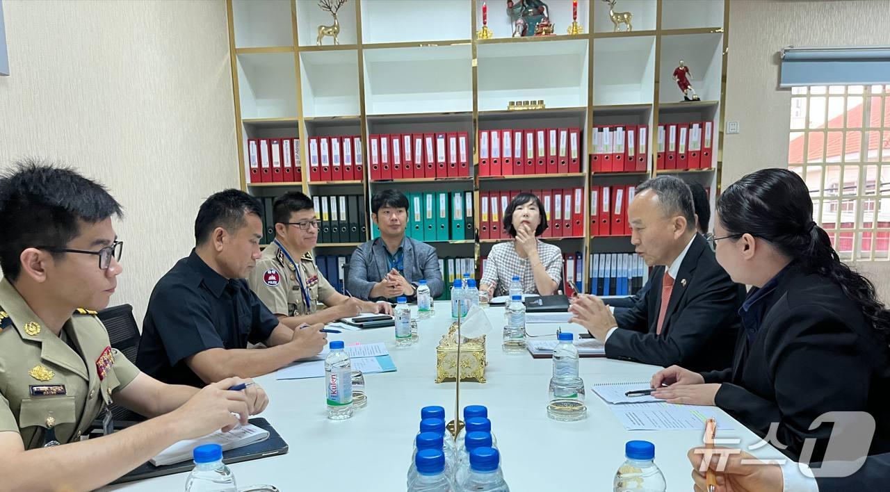 본문 이미지 - 박일 캄보디아 내 재외국민보호 정부대표는 30일 캄보디아  프놈펜에서 드비치아 캄보디아 경찰청 부청장과 면담을 가졌다. 2025.10.30.(외교부 제공)