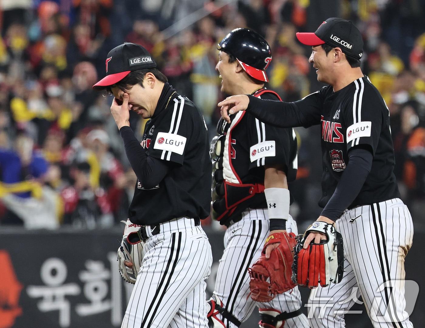 본문 이미지 - 30일 대전 한화생명볼파크에서 열린 프로야구 2025 신한 SOL뱅크 KBO 포스트시즌 한국시리즈 4차전 LG 트윈스와 한화 이글스의 경기, 한화에 7대 4로 역전승한 LG의 박해민이 눈물짓고 있다. 2025.10.30/뉴스1 ⓒ News1 구윤성 기자