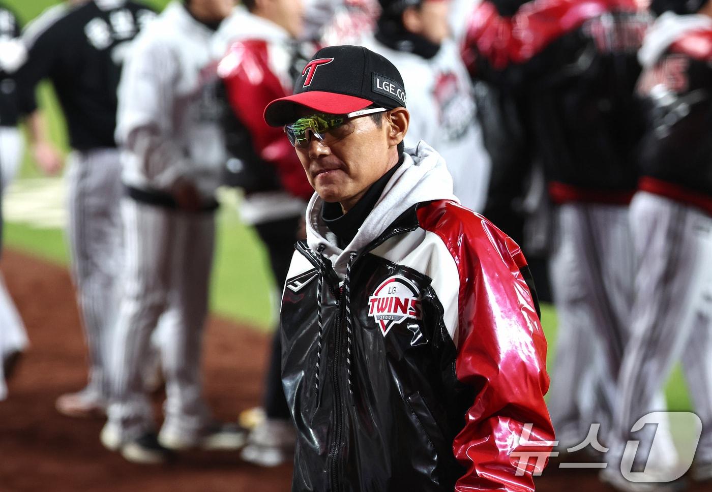 30일 대전 한화생명볼파크에서 열린 프로야구 2025 신한 SOL뱅크 KBO 포스트시즌 한국시리즈 4차전 LG 트윈스와 한화 이글스의 경기, LG 염경엽 감독이 7대4 승리 후 경기장을 나서고 있다. 2025.10.30/뉴스1 ⓒ News1 김도우 기자