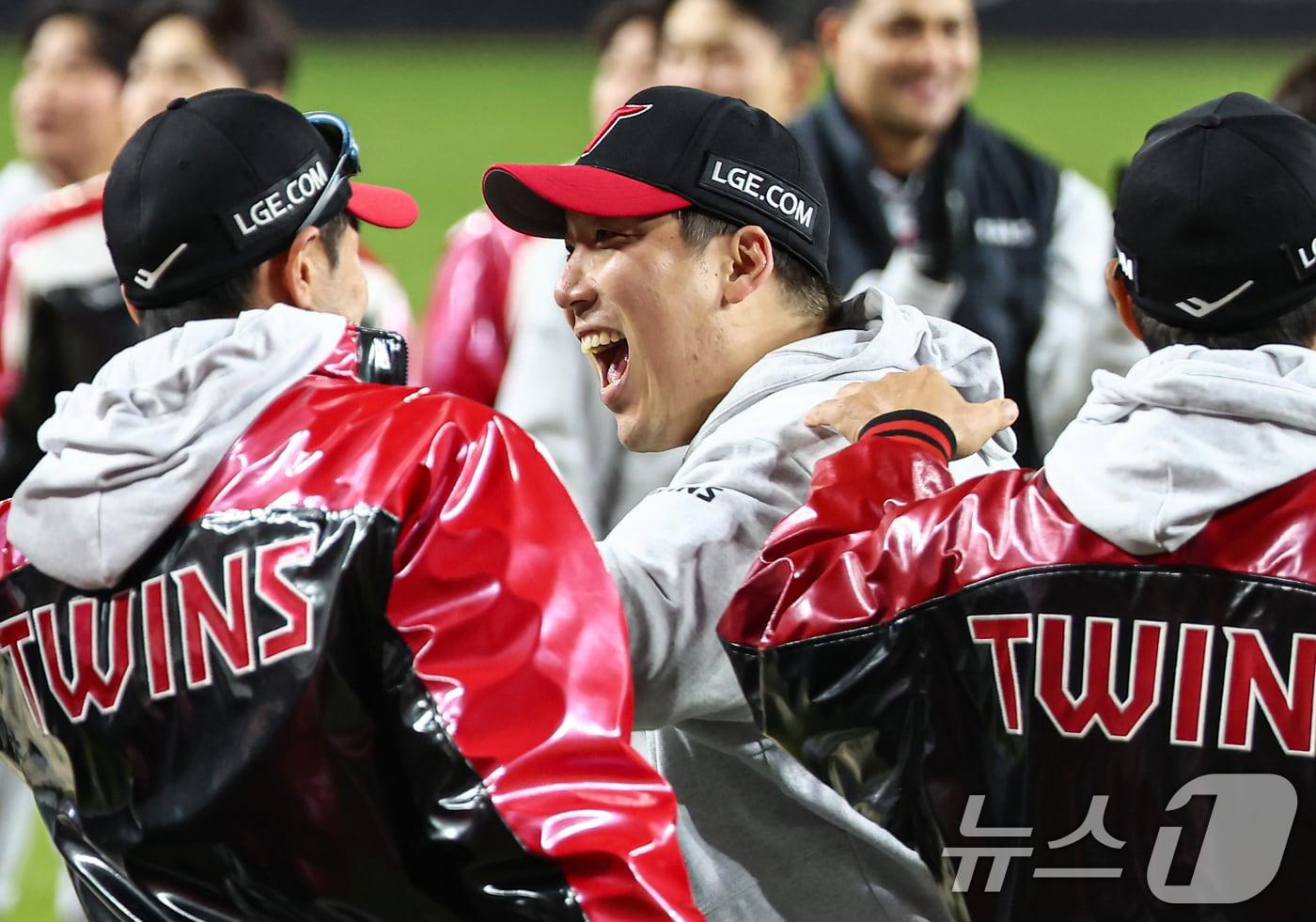 30일 대전 한화생명볼파크에서 열린 프로야구 2025 신한 SOL뱅크 KBO 포스트시즌 한국시리즈 4차전 LG 트윈스와 한화 이글스의 경기, LG 김현수가 7대4 승리 후 동료들과 기쁨을 나누고 있다. 2025.10.30/뉴스1 ⓒ News1 김도우 기자