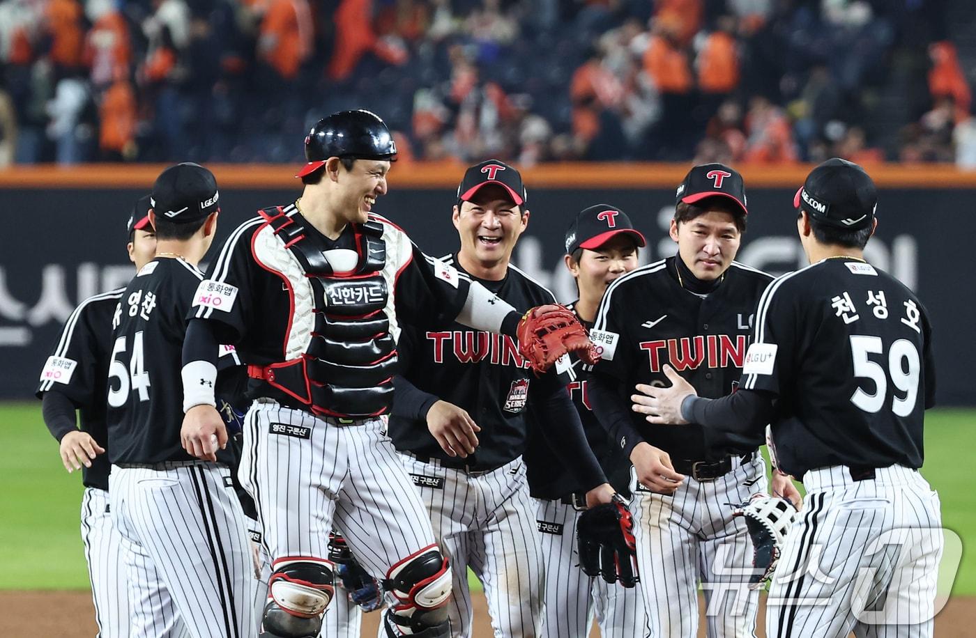 30일 대전 한화생명볼파크에서 열린 프로야구 2025 신한 SOL뱅크 KBO 포스트시즌 한국시리즈 4차전 LG 트윈스와 한화 이글스의 경기, LG 선수들이 7대4 승리 후 기쁨을 나누고 있다. 2025.10.30/뉴스1 ⓒ News1 김도우 기자
