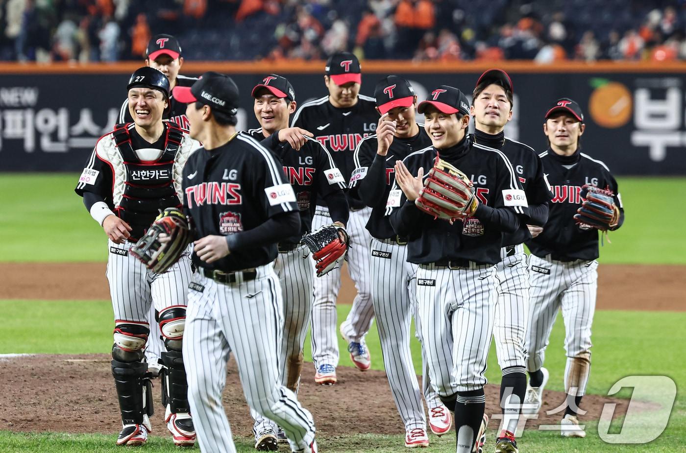 30일 대전 한화생명볼파크에서 열린 프로야구 2025 신한 SOL뱅크 KBO 포스트시즌 한국시리즈 4차전 LG 트윈스와 한화 이글스의 경기, LG 선수들이 7대4 승리 후 기쁨을 나누고 있다. 2025.10.30/뉴스1 ⓒ News1 김도우 기자