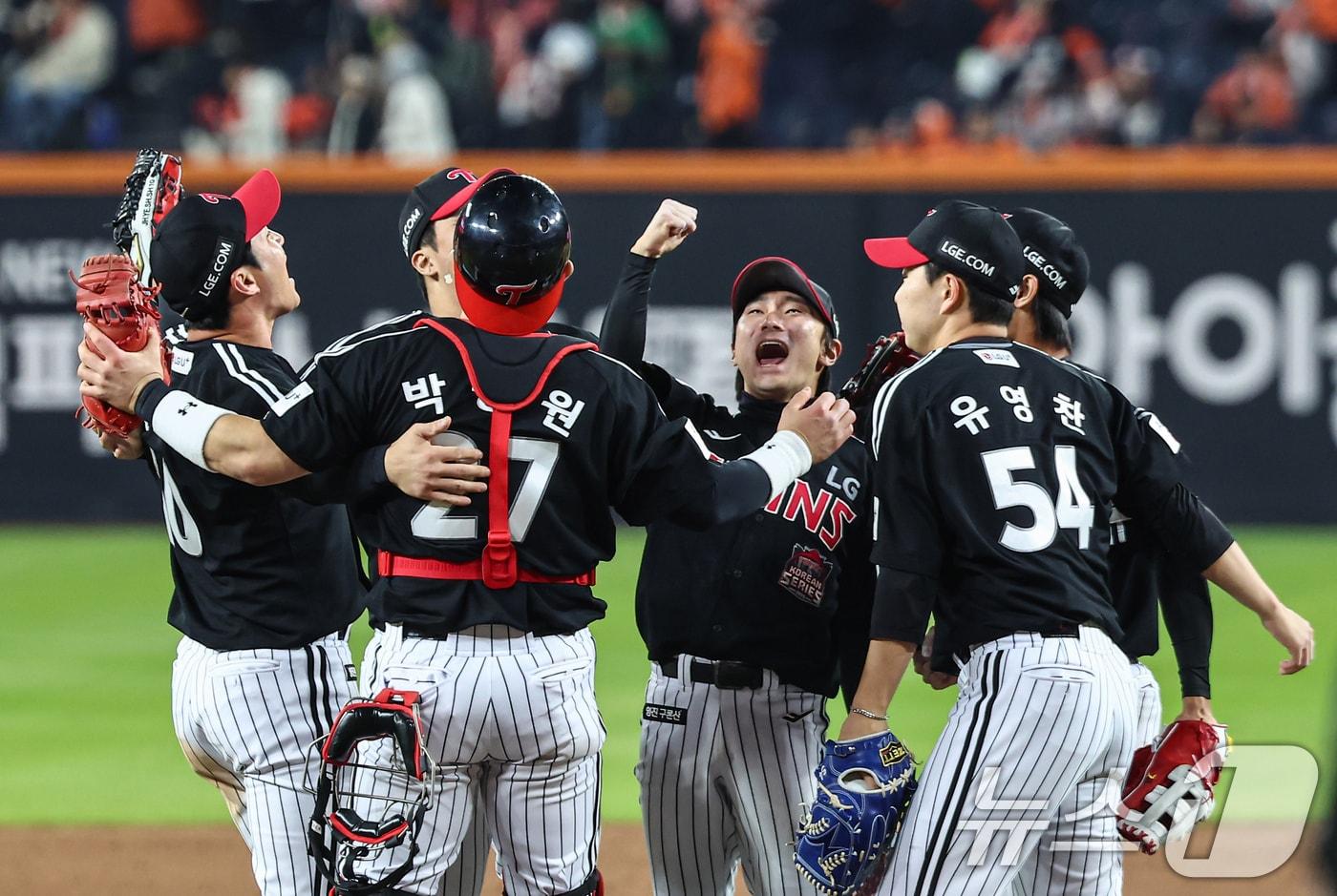 30일 대전 한화생명볼파크에서 열린 프로야구 2025 신한 SOL뱅크 KBO 포스트시즌 한국시리즈 4차전 LG 트윈스와 한화 이글스의 경기, LG 선수들이 7대4 승리 후 기쁨을 나누고 있다. ⓒ News1 김도우 기자