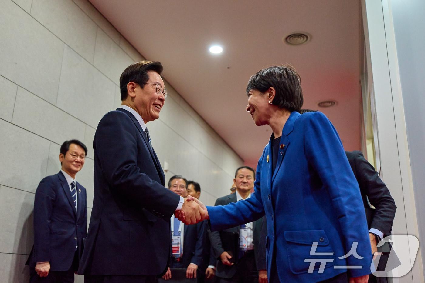 이재명 대통령과 다카이치 사나에 일본 총리가 30일 경북 경주 APEC 정상회의장에서 열린 한일 정상회담에 앞서 악수하고 있다. (대통령실 제공. 재판매 및 DB 금지) 2025.10.30/뉴스1 ⓒ News1 허경 기자