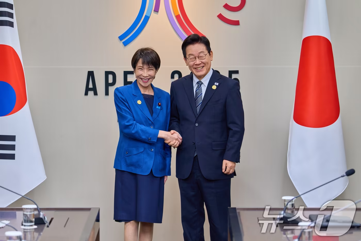 이재명 대통령과 다카이치 사나에 일본 총리가 10월 30일 경북 경주 APEC 정상회의장에서 열린 한일 정상회담에 앞서 악수하고 있다. &#40;대통령실 제공. 재판매 및 DB 금지&#41; 2025.10.30/뉴스1 ⓒ News1 허경 기자