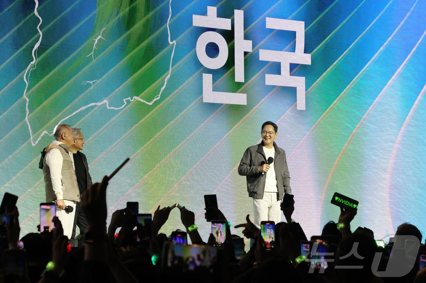 젠슨 황 엔비디아 최고경영자&#40;CEO&#41;가 30일 오후 서울 강남구 코엑스에서 열린 엔비디아 그래픽카드&#40;GPU&#41; ‘지포스’의 한국 출시 25주년 행사에서 단상에 올라 발언하고 있다. &#40;공동취재&#41; 2025.10.30/뉴스1 ⓒ News1 김진환 기자