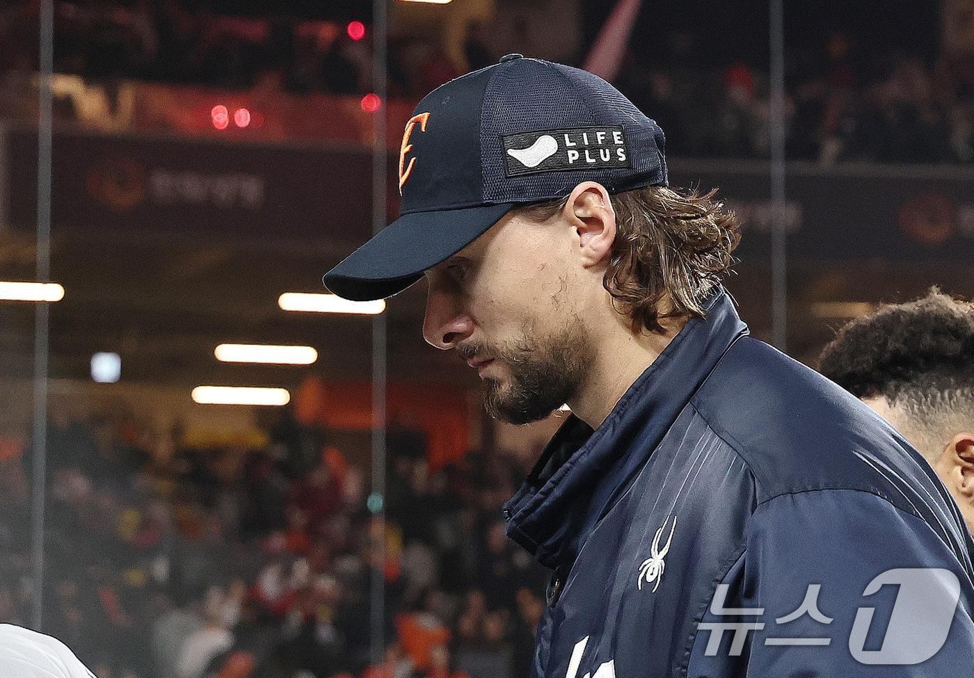 30일 대전 한화생명볼파크에서 열린 프로야구 2025 신한 SOL뱅크 KBO 포스트시즌 한국시리즈 4차전 LG 트윈스와 한화 이글스의 경기, LG에 7-4 역전패한 한화의 와이스가 경기장을 나서고 있다. 2025.10.30/뉴스1 ⓒ News1 구윤성 기자