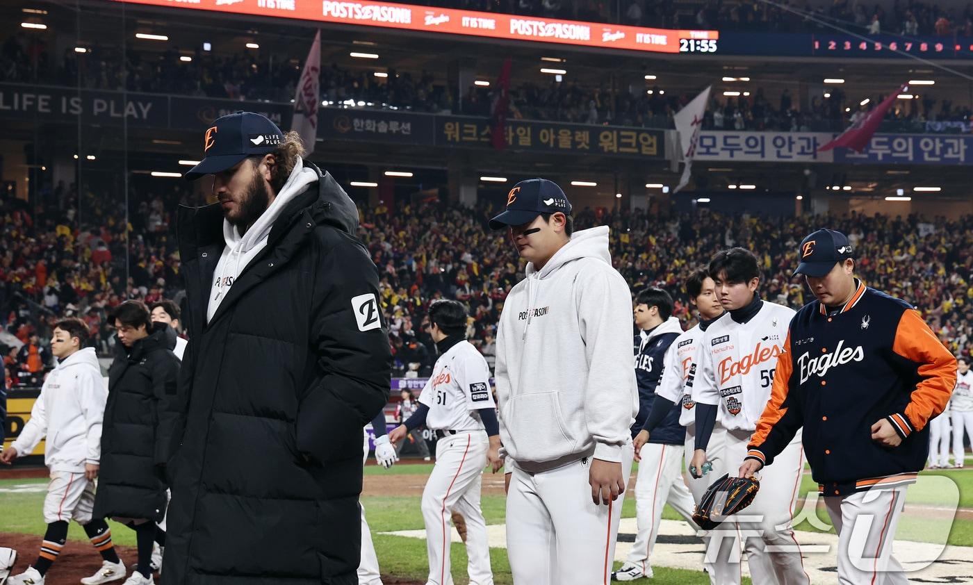 30일 대전 한화생명볼파크에서 열린 프로야구 2025 신한 SOL뱅크 KBO 포스트시즌 한국시리즈 4차전 LG 트윈스와 한화 이글스의 경기, LG에 7-4 역전패한 한화 선수들이 경기장을 나서고 있다. 2025.10.30/뉴스1 ⓒ News1 구윤성 기자